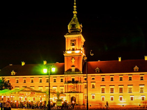 Königsschloss in Warschau bei Nacht